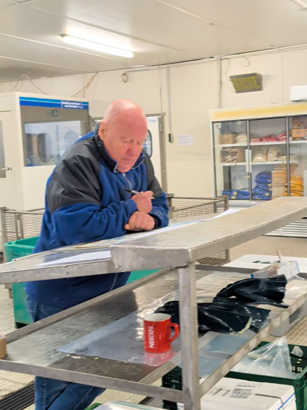 Herr Leihener koordiniert Lieferungen im Lager